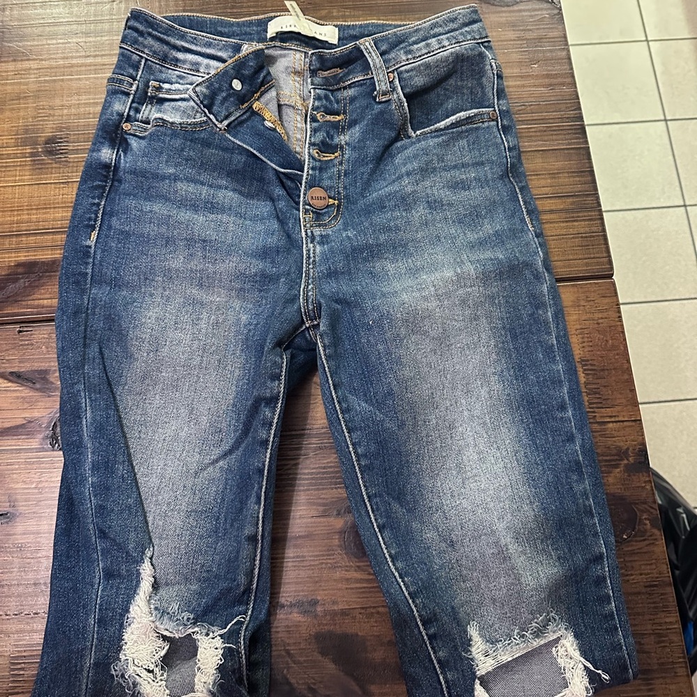 SOLD- Women’s Risen Distressed Jeans 3/26